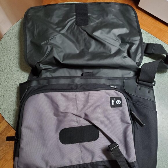 NWT Nike Livestrong Challenge Laptop Messenger Bag - Picture 4 of 6